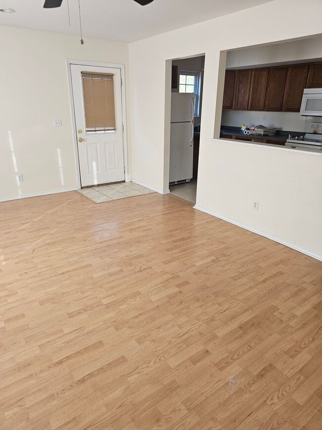 Building Photo - 2BD/1BA Duplex
