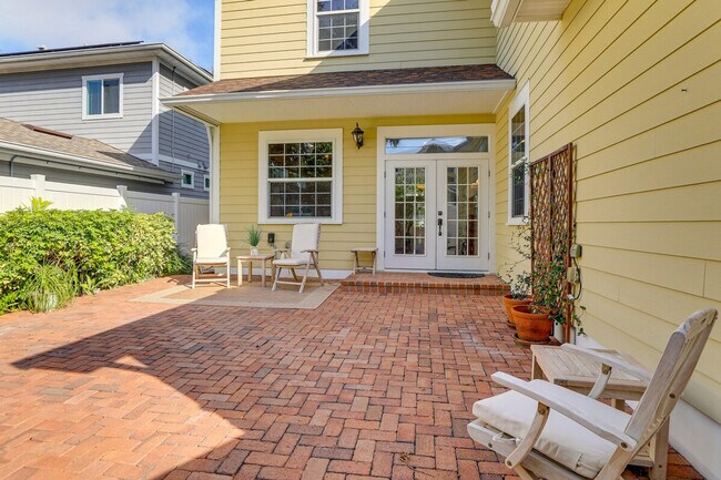 Building Photo - 166 21st Ave N