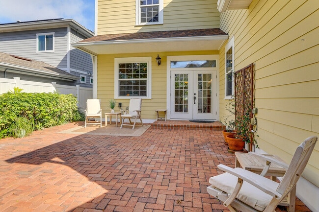 Building Photo - 166 21st Ave N