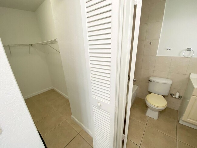 Building Photo - Marbella 305