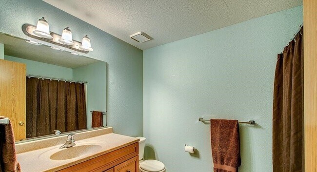 Building Photo - Spacious home in a fabulous location!