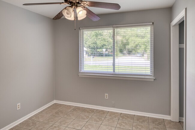 Building Photo - 28 Silverstone Cir