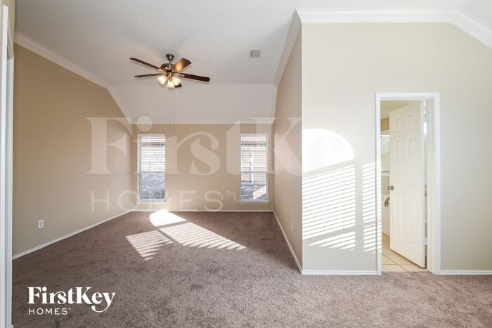 Building Photo - 2525 Hyacinth Dr