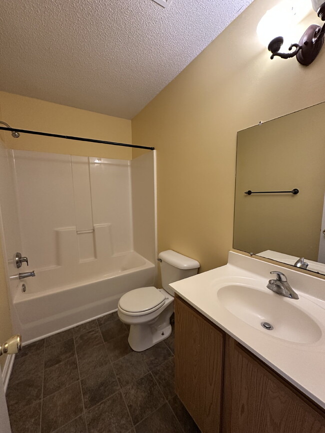 Building Photo - Nice 2 Bedroom Townhome - 1962 W, Brandymi...