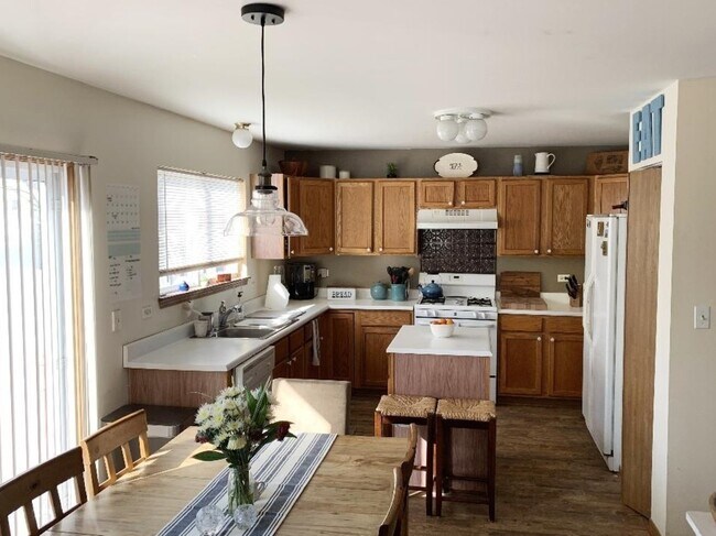 Building Photo - 779 Wildflower Cir