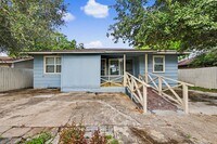 Building Photo - SPACIOUS! LOCATION!