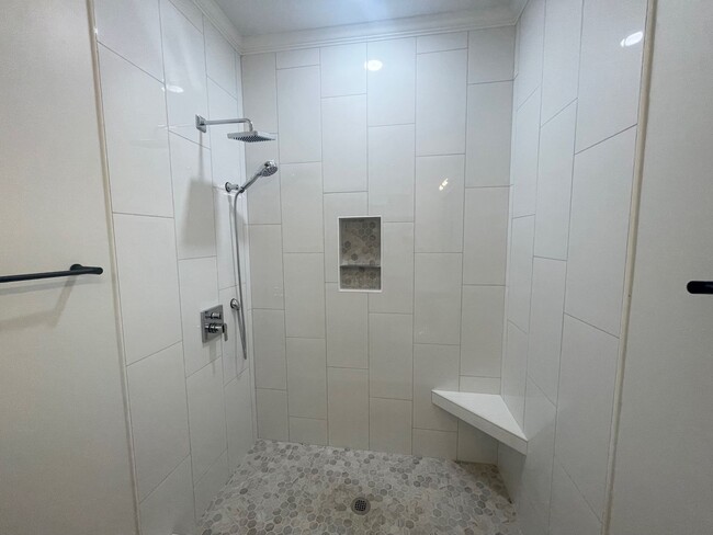 Building Photo - 2 bedroom 2 bath Renovated in Heathwood