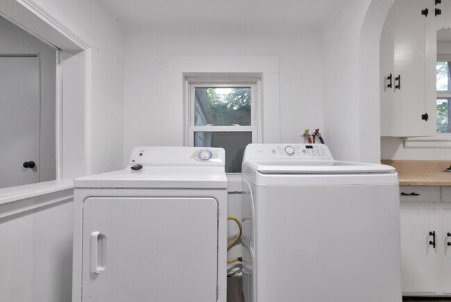 Building Photo - 401 Hylewood Ave