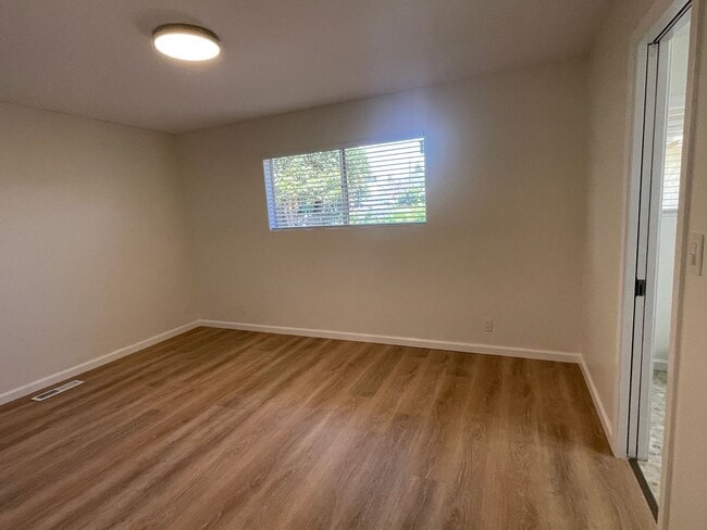 Building Photo - Beautifully Remodeled 3BR/2BA Home with Modern Finishes