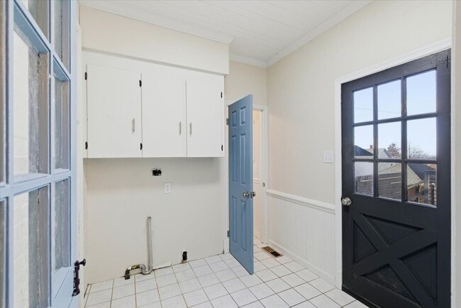 Building Photo - 305 W Broadway