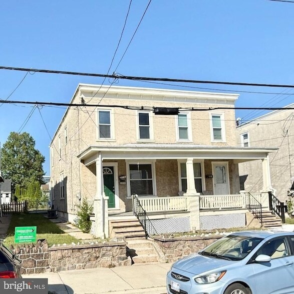 Building Photo - 1235 Maple St