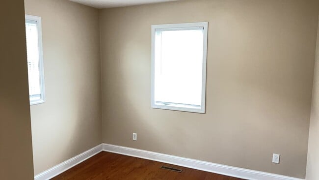 Building Photo - Single Family Home in St Paul with Garage!!