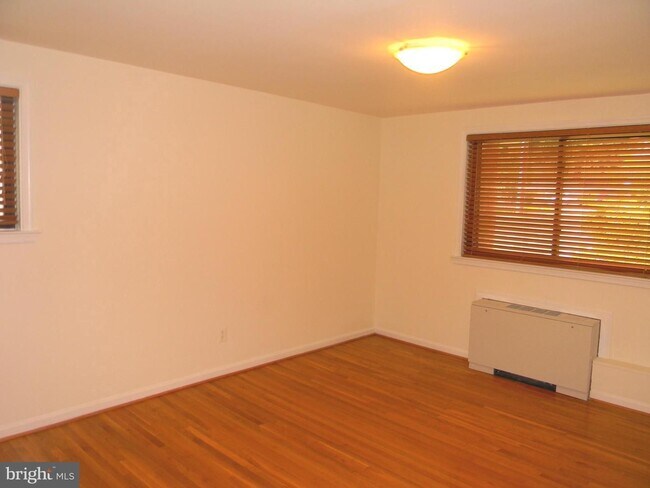 Building Photo - Stylish Glover Park condo in a Lovely Reno...