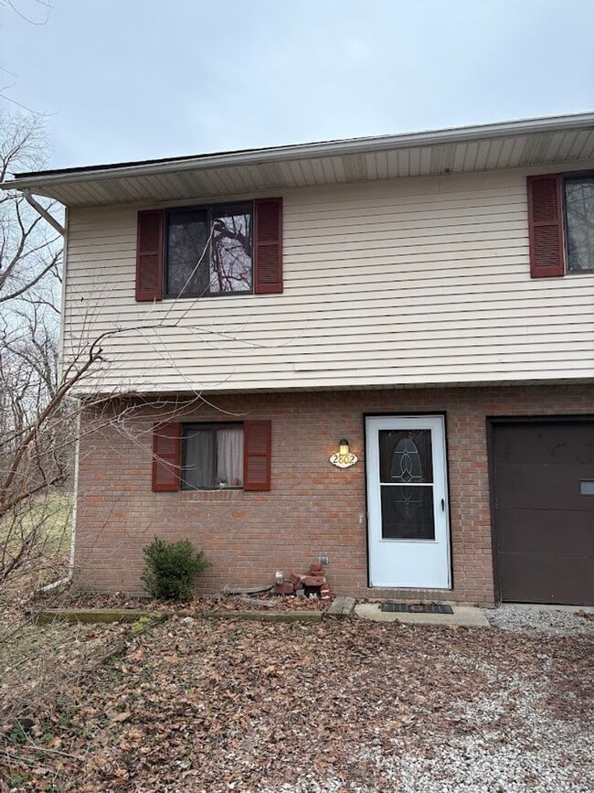 Building Photo - Three bedroom one bathroom townhouse for rent