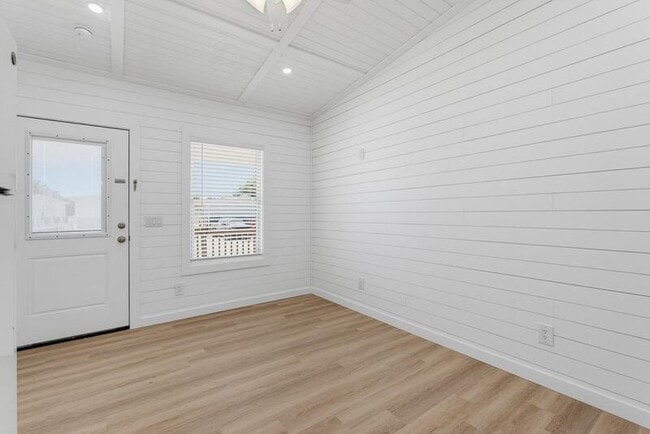 Building Photo - 204 Marlin St