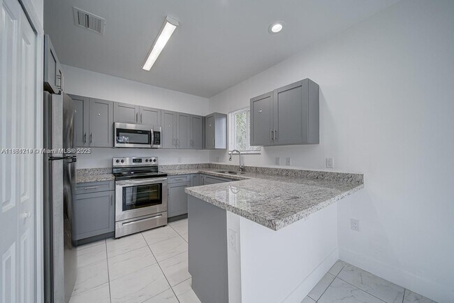 Building Photo - 14750 NE 7th Ave