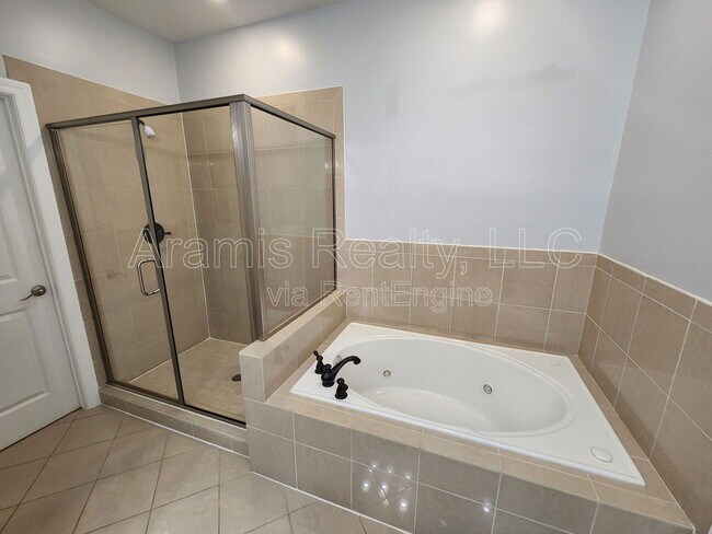 Building Photo - 200 Marion Pl NE