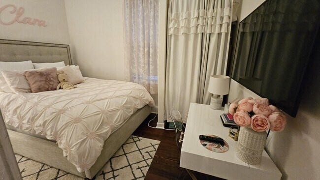 Building Photo - 1527 W Wellington Ave