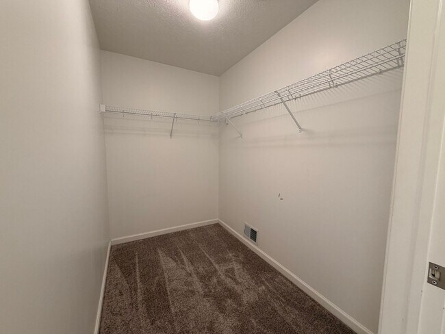 Building Photo - 3050 Ledgestone Pl NE