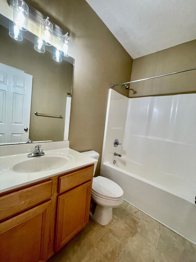 Building Photo - 3 Bedroom Ranch for Rent!
