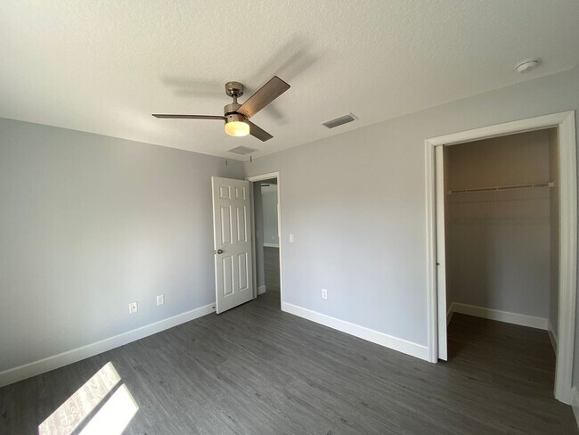 Building Photo - Desirable SW Ocala Neighborhood 3/2/2 **WON'T LAST**