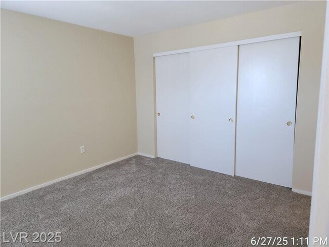 Building Photo - Well-Designed Silverado Ranch Condo | Spli...