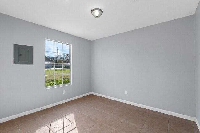 Building Photo - 1820 E Texas St