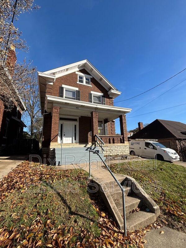 Building Photo - 810 Sunset Ave