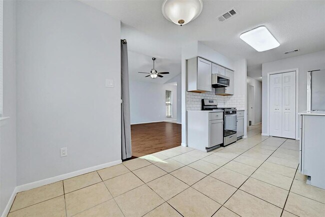 Building Photo - 601 Valley View Dr