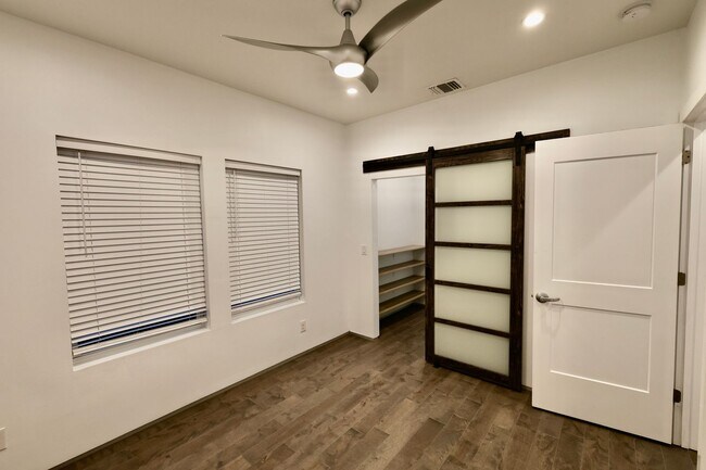 Building Photo - 902 Montana St