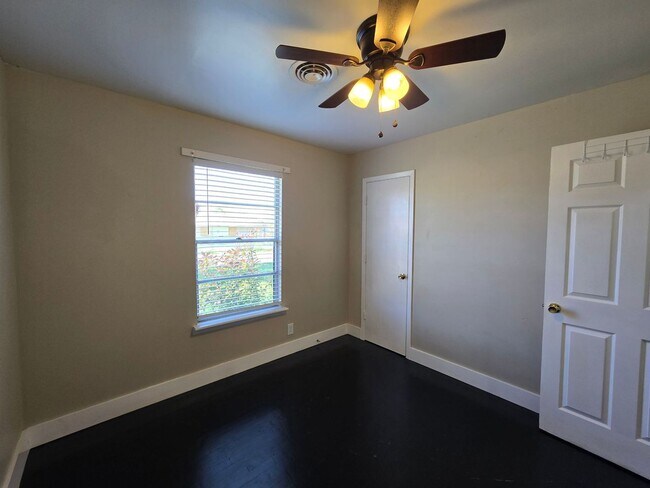 Building Photo - 208 W Anderson Ave
