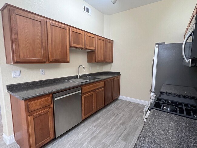 Building Photo - Gorgeous 3 Bedroom, 2 Bath in Silverado Ranch