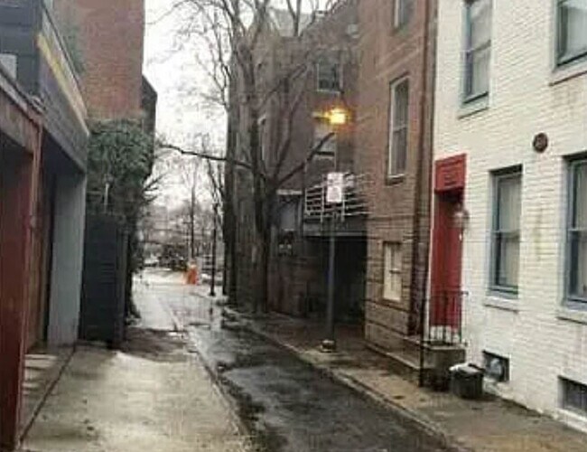 Building Photo - 2423 Manning St