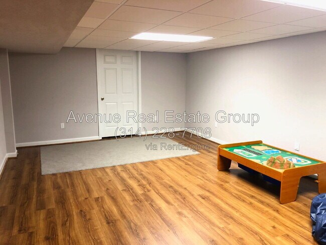 Building Photo - 733 Jares Ct