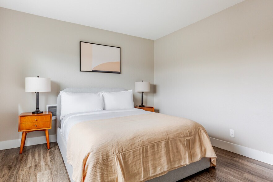 Building Photo - 644 Edgewater Blvd