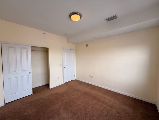 Building Photo - Elevated Urban Living & Comfort in the Heart of Denver