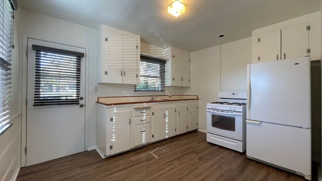 Building Photo - Short Term First Semester Lease: August - December 2026