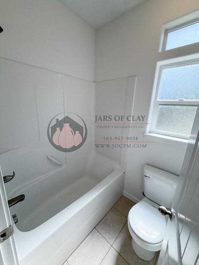Building Photo - Modern West Salem Home: Central AC, 2-Car Garage & Washer/Dryer
