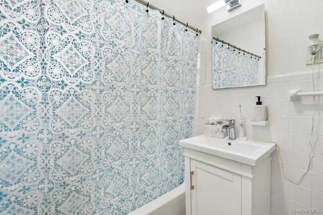 Building Photo - 1 Bayview Ave