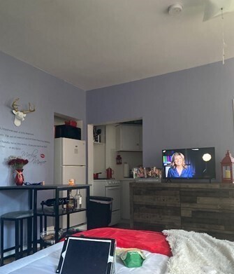 Building Photo - 65 Burbank St