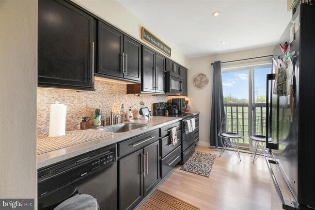 Building Photo - 5213 Le Parc Dr