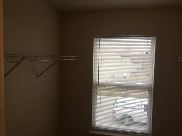 Building Photo - 10879 Walnut Grove Bend