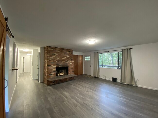 Building Photo - 2605 Aztec Dr NW