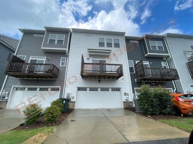 Building Photo - Luxury 3 Story 4 BD/3.5 Bath Townhome @ Sm...