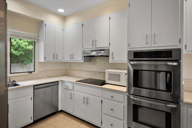 Building Photo - 188 Main St