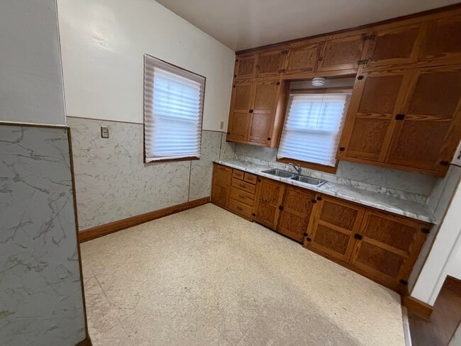 Building Photo - 1121 Bowman-N