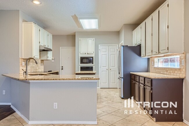 Building Photo - 4649 Devonshire Dr