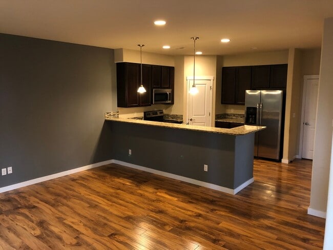 Building Photo - 3 Bed, 2.5 Bath Millcreek Townhouse 2 Car $3099.00