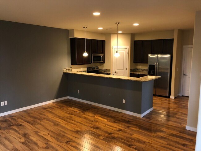 Building Photo - 3 Bed, 2.5 Bath Millcreek Townhouse New Ca...