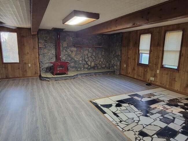 Building Photo - 688 Speck Rd